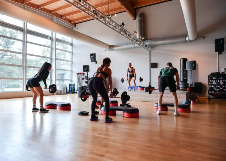 Zo verloopt een Les Mills BODYPUMP™ les Een Bodypump-les begint met een warming-up waarin je de belangrijkste bewegingen alvast met een licht gewicht uitvoert. Daarna volgen verschillende muziektracks die ieder gericht zijn op een specifieke spiergroep. Zo train je tijdens één les onder andere je benen, billen, borst, rug, schouders, armen en buikspieren. Je maakt gebruik van bekende krachtoefeningen zoals squats, deadlifts, rows, presses, lunges en biceps curls. De oefeningen worden aangepast aan het ritme van de muziek. Soms beweeg je langzaam en gecontroleerd, terwijl je op andere momenten meerdere herhalingen achter elkaar uitvoert. Na het krachtgedeelte sluit de instructeur de les af met een cooling-down. Tijdens de volledige training doet de instructeur de oefeningen voor. Daarnaast krijg je aanwijzingen over je houding, techniek en de keuze van het gewicht. Je hoeft de oefeningen dus niet vooraf te kennen.