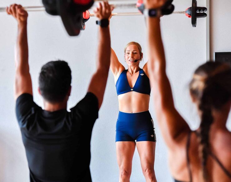 BODYPUMP™ of krachttraining in de sportschool Bodypump is een vorm van krachttraining, maar verschilt van een individueel trainingsprogramma op de fitnessvloer. Tijdens Bodypump voer je veel herhalingen uit op muziek en train je vooral je krachtuithoudingsvermogen. De vaste opbouw, begeleiding en energie van de groep helpen je om het tempo vast te houden. Bij traditionele krachttraining ligt de nadruk vaker op persoonlijke trainingsdoelen, zwaardere gewichten en het gericht opbouwen van kracht of spiermassa. Je neemt doorgaans meer rust tussen de oefeningen en kunt het trainingsschema volledig op jouw lichaam en doelstellingen afstemmen. De ene trainingsvorm is niet automatisch beter dan de andere. Bodypump en individuele krachttraining kunnen elkaar juist goed aanvullen. Bodypump biedt structuur, afwisseling en samen trainen, terwijl de fitnessvloer meer ruimte geeft voor individuele progressie. Onze medewerkers kunnen je helpen bepalen welke combinatie het beste bij jouw doelen past.