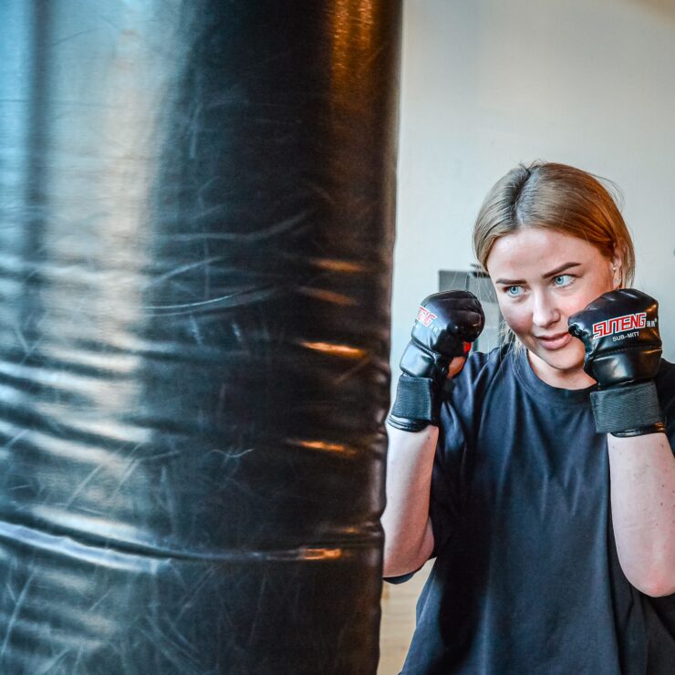 B-Kick bij Trifora in Enschede B-KICK is een krachtige hoge intensiteit (HIIT) training op een boks zak. Hierbij leer en gebruik je verschillende trap- en stootbewegingen in een mix van aerobics, martial arts (vechtkunst) en opzwepende muziek. B-KICK is voor alle leeftijden. Je traint uithoudingsvermogen, coördinatie en spierkracht waarbij je tot wel 800 calorieën per les kan verbranden. Wij raden aan eigen handschoenen mee te nemen en alle lessen staan onder leiding van deskundige en gekwalificeerde instructeurs.