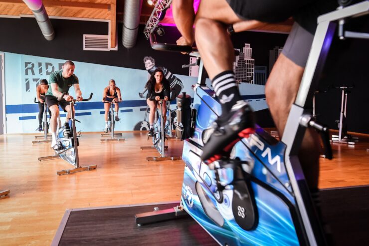 Les Mills RPM™ bij Trifora Enschede Les Mills RPM™ is een indoor fiets workout op het ritme van motiverende muziek. Hierdoor verbrand je veel calorieën en je wordt snel fit. Les Mills RPM™ is gebaseerd op wielrennen en bestaat uit een aantal gesimuleerde beklimmingen en sprints. Je bepaalt hierbij zelf de intensiteit van je workout met een weerstandsknop op de fiets. Zo kun je de trainingsintensiteit na een tijdje verhogen. Instructeurs doen alle basis fietsbewegingen voor, waardoor de les voor ieder niveau en iedere leeftijd geschikt is. Les Mills RPM™ is dé workout wanneer je af wilt vallen of je conditie en uithoudingsvermogen wilt verbeteren. De les wordt in groepsverband gegeven in onze spinningzaal.