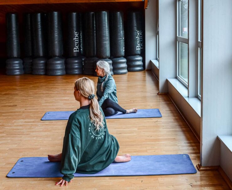 Combineer BODYPUMP™ met andere groepslessen Bodypump is een goede basis voor mensen die graag meerdere soorten groepslessen volgen. Je kunt de krachttraining bijvoorbeeld combineren met een conditieles, yoga of een andere Les Mills-workout. Zo ontstaat een gevarieerd weekschema waarin kracht, conditie, mobiliteit en herstel elkaar aanvullen. Het is daarbij niet nodig om iedere dag zwaar te trainen. Je spieren hebben na een Bodypump-les tijd nodig om te herstellen. Hoeveel herstel jij nodig hebt, hangt onder meer af van je ervaring, de gekozen gewichten en de andere trainingen die je gedurende de week volgt. Weet je niet goed welke lessen je kunt combineren? Vraag het gerust aan een van onze instructeurs of fitcoaches. Samen kunnen we kijken naar je ervaring, belastbaarheid en persoonlijke doelen. Zo train je niet alleen enthousiast, maar ook op een manier die je op langere termijn kunt volhouden.