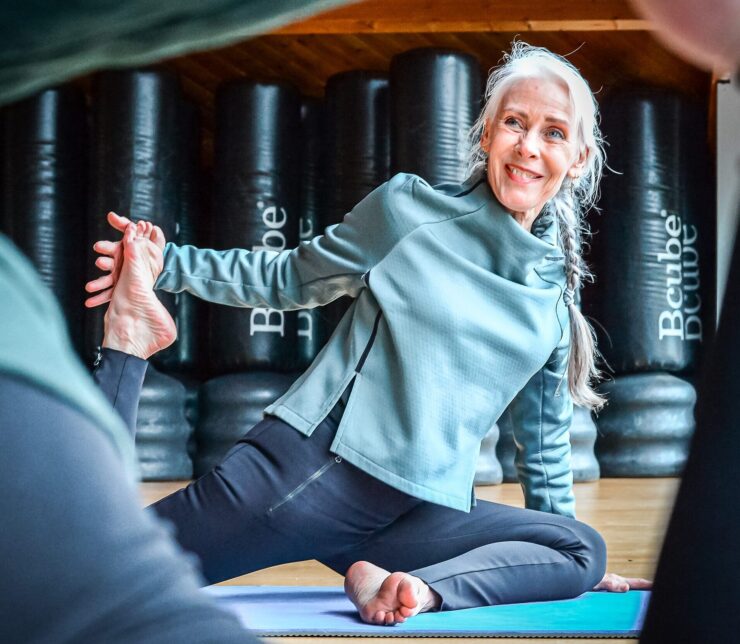 Ben je op zoek naar yoga in Enschede? Dan wil je waarschijnlijk meer dan alleen een uurtje ontspannen. Misschien wil je soepeler bewegen, sterker worden, stress verminderen of juist een goede balans vinden naast je werk, studie of andere sportactiviteiten. Wat jouw doel ook is, bij Trifora vind je altijd een yogales die bij je past. Bij Trifora geloven we dat yoga voor iedereen toegankelijk moet zijn. Daarom bieden wij verschillende vormen van yoga aan, geschikt voor zowel beginners als ervaren deelnemers. Of je nu kiest voor de ontspanning van Yin Yoga, de uitdaging van Power Yoga, de vloeiende bewegingen van Flow Yoga, de complete workout van Pilates of de combinatie van kracht en ontspanning tijdens BodyBalance: iedere les wordt gegeven door ervaren instructeurs die je begeleiden op jouw eigen niveau. Nog nooit yoga gedaan? Geen probleem. Meld je voor de eerste les even bij de instructeur en hij of zij helpt je graag op weg. Yogamatten en materialen zijn aanwezig, zodat je direct kunt meedoen.