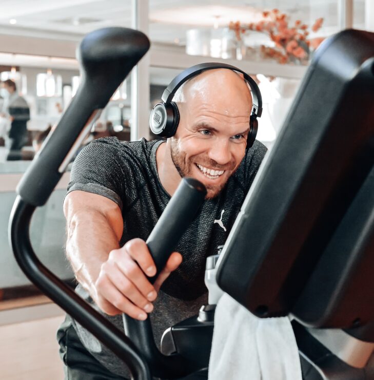 Welkom bij Trifora Sports & Health Club, dé sportschool in Enschede waar alles draait om balans. Bij ons vind je een unieke combinatie van fitness, krachttraining, small group training, groepslessen, padel, tennis, wellness én leefstijlbegeleiding. Samen zorgen deze elementen ervoor dat jij duurzaam werkt aan een gezonder leven. Wij geloven: sport + ontspanning + voeding = resultaat.