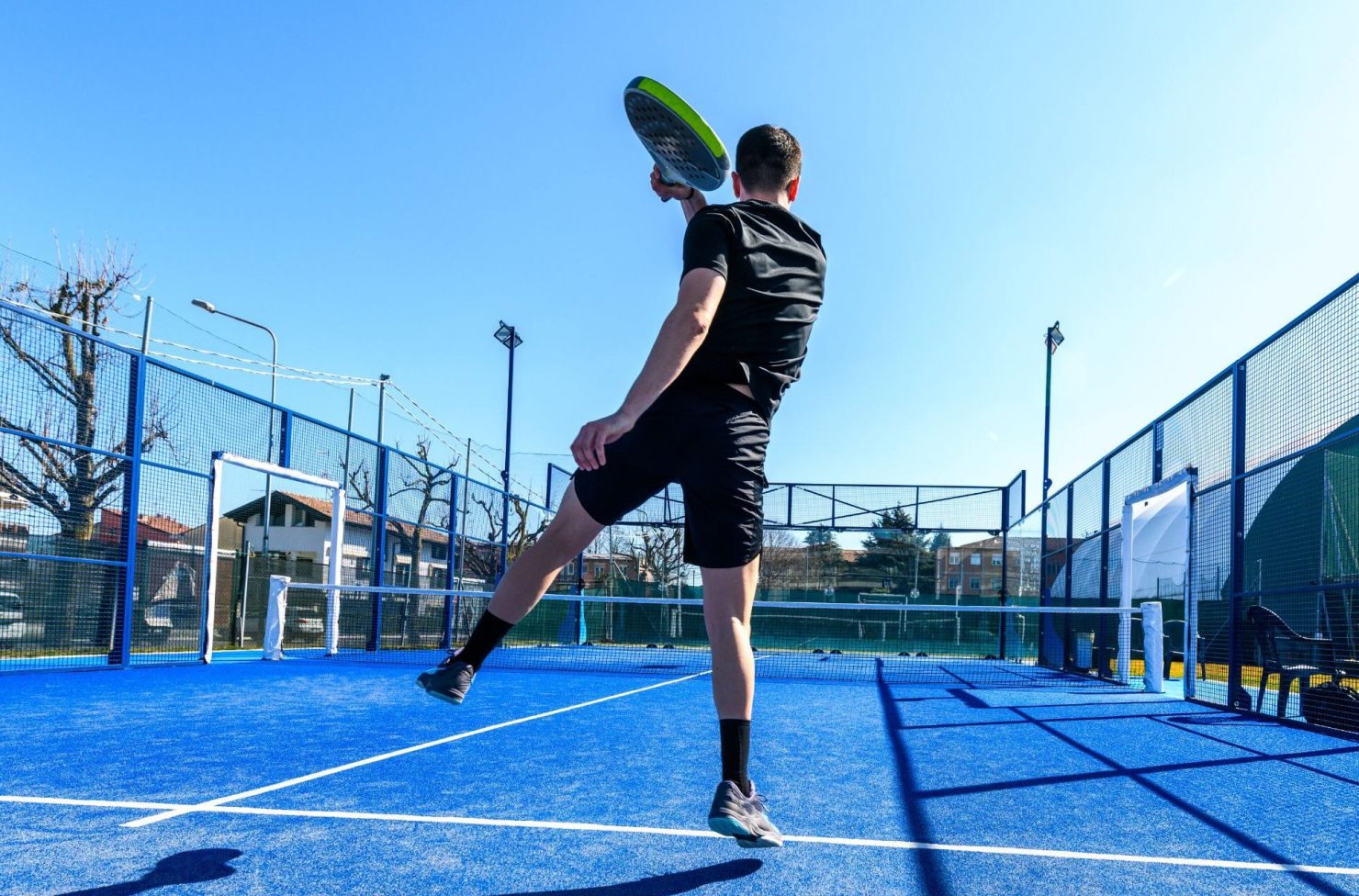 Padel spelen in Enschede bij trifora Padel is de snelst groeiende sport van Nederland – en dat is niet voor niets! Bij Trifora in Enschede ontdek je hoe leuk, toegankelijk én uitdagend padel is. Of je nu voor het eerst een racket vasthoudt of al fanatiek speelt: iedereen kan bij ons terecht voor een potje padel, trainingen, clinics en bedrijfsuitjes. Met vier outdoor padelbanen, ruime parkeergelegenheid en uitstekende faciliteiten ben je bij Trifora verzekerd van sportief plezier, het hele jaar door. Om een padelbaan te huren hoef je geen lid te zijn van Trifora.