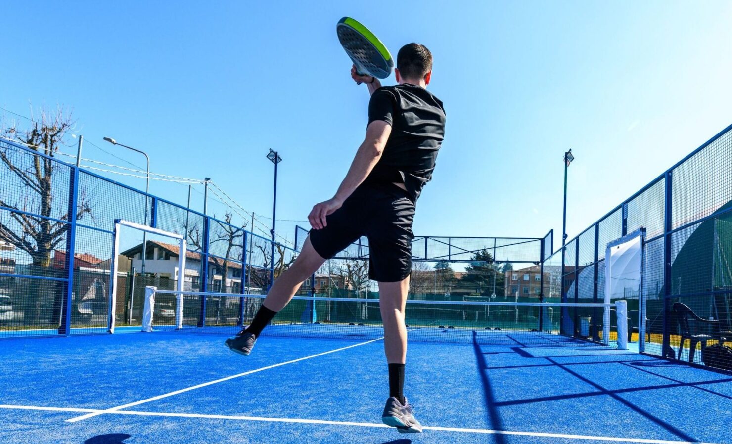 Padel spelen in Enschede bij trifora Padel is de snelst groeiende sport van Nederland – en dat is niet voor niets! Bij Trifora in Enschede ontdek je hoe leuk, toegankelijk én uitdagend padel is. Of je nu voor het eerst een racket vasthoudt of al fanatiek speelt: iedereen kan bij ons terecht voor een potje padel, trainingen, clinics en bedrijfsuitjes. Met vier outdoor padelbanen, ruime parkeergelegenheid en uitstekende faciliteiten ben je bij Trifora verzekerd van sportief plezier, het hele jaar door. Om een padelbaan te huren hoef je geen lid te zijn van Trifora.