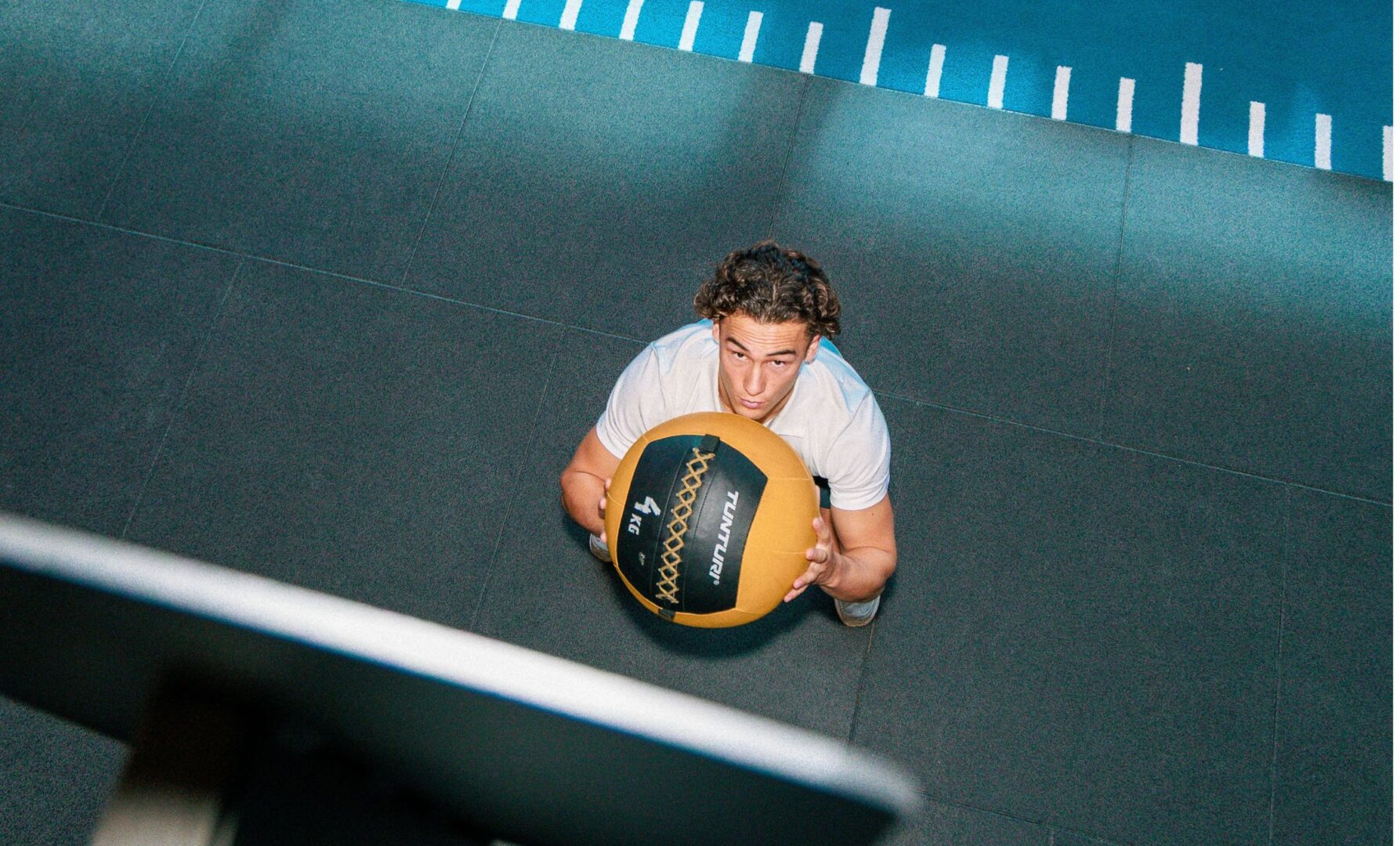 SEO-titel: Wat is Small Group Training? Persoonlijk begeleid sporten Meta-omschrijving: Wat is Small Group Training en voor wie is het geschikt? Ontdek de voordelen, kosten en verschillende trainingen bij Trifora in Enschede. Focus keyphrase: wat is Small Group Training Slug (URL): small-group-training Hashtags: #smallgrouptraining, #smallgrouptrainingenschede, #begeleidtrainen, #persoonlijkebegeleiding, #fitness, #fitnessenschede, #krachttraining, #krachttrainingenschede, #personaltraining, #groepslessen, #hyrox, #hyroxenschede, #krachtentraining, #afvallen, #sportenvoorouderen, #sportschoolenschede, #trifora
