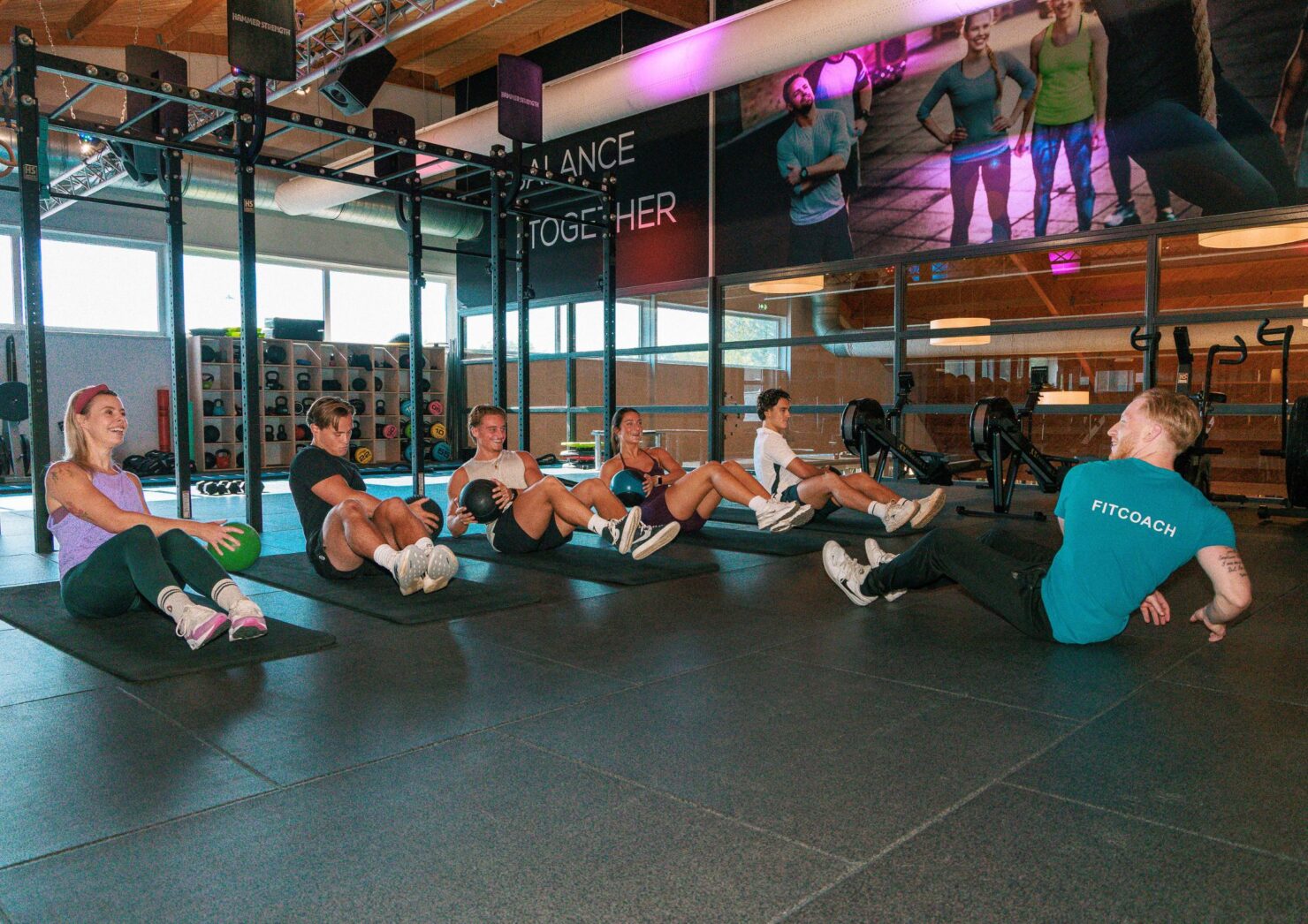 SEO-titel: Wat is Small Group Training? Persoonlijk begeleid sporten Meta-omschrijving: Wat is Small Group Training en voor wie is het geschikt? Ontdek de voordelen, kosten en verschillende trainingen bij Trifora in Enschede. Focus keyphrase: wat is Small Group Training Slug (URL): small-group-training Hashtags: #smallgrouptraining, #smallgrouptrainingenschede, #begeleidtrainen, #persoonlijkebegeleiding, #fitness, #fitnessenschede, #krachttraining, #krachttrainingenschede, #personaltraining, #groepslessen, #hyrox, #hyroxenschede, #krachtentraining, #afvallen, #sportenvoorouderen, #sportschoolenschede, #trifora