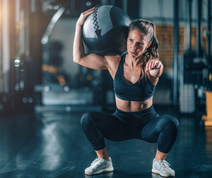 Hyrox Conditioning in Enschede HYROX is dé combinatie van kracht en conditie. Een wereldwijd wedstrijdconcept waarbij acht kilometer hardlopen wordt afgewisseld met functionele workouts zoals de ski-erg, burpees, sled pulls en wall balls. Het is zwaar, uitdagend, maar vooral ontzettend leuk. En bij Trifora trainen we jou er specifiek op. Ook als je (nog) geen wedstrijdambities hebt. Onze HYROX Conditioning les richt zich volledig op het conditionele deel van HYROX. Dus op het slim en efficiënt trainen van je uithoudingsvermogen. Verwacht geen los fitnessrondje, maar een doordachte training waarin je leert volhouden, versnellen en mentaal doorzetten. HYROX s geschikt voor mensen van alle fitnessniveaus. Deelnemers kunnen hun eigen tempo bepalen en de uitdaging aanpassen aan individuele capaciteiten en doelen. Vanzelfsprekend onder begeleiding van een ervaren trainer. Wil jij optimaal presteren tijdens een HYROX wedstrijd of evenement? Dan zijn HYROX conditioning en HYROX Strength training iets voor jou.