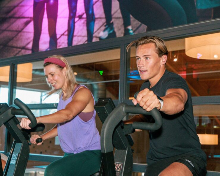 Hyrox Conditioning in Enschede HYROX is dé combinatie van kracht en conditie. Een wereldwijd wedstrijdconcept waarbij acht kilometer hardlopen wordt afgewisseld met functionele workouts zoals de ski-erg, burpees, sled pulls en wall balls. Het is zwaar, uitdagend, maar vooral ontzettend leuk. En bij Trifora trainen we jou er specifiek op. Ook als je (nog) geen wedstrijdambities hebt. Onze HYROX Conditioning les richt zich volledig op het conditionele deel van HYROX. Dus op het slim en efficiënt trainen van je uithoudingsvermogen. Verwacht geen los fitnessrondje, maar een doordachte training waarin je leert volhouden, versnellen en mentaal doorzetten. HYROX s geschikt voor mensen van alle fitnessniveaus. Deelnemers kunnen hun eigen tempo bepalen en de uitdaging aanpassen aan individuele capaciteiten en doelen. Vanzelfsprekend onder begeleiding van een ervaren trainer. Wil jij optimaal presteren tijdens een HYROX wedstrijd of evenement? Dan zijn HYROX conditioning en HYROX Strength training iets voor jou.