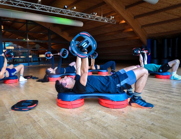 Wat is LES MILLS™ Strength Development? LES MILLS™ Strength Development is een gestructureerd krachtprogramma dat zich richt op gecontroleerde en functionele bewegingen. De training helpt je sterker, zelfverzekerder en technisch vaardiger te worden. Tijdens elke sessie werk je aan: Progressieve krachttraining – Elke week bouw je op naar een hoger niveau. Techniekverbetering – Voorkom blessures en haal maximaal resultaat. Functionele oefeningen – Gericht op kracht, stabiliteit en coördinatie. Individuele focus in een groepssetting – Train op jouw tempo, maar met de motivatie van een team. De muziek ondersteunt je training en zorgt voor extra motivatie, zonder dat het ritme jouw bewegingen bepaalt. Hierdoor blijft de focus op jouw techniek en krachtontwikkeling.