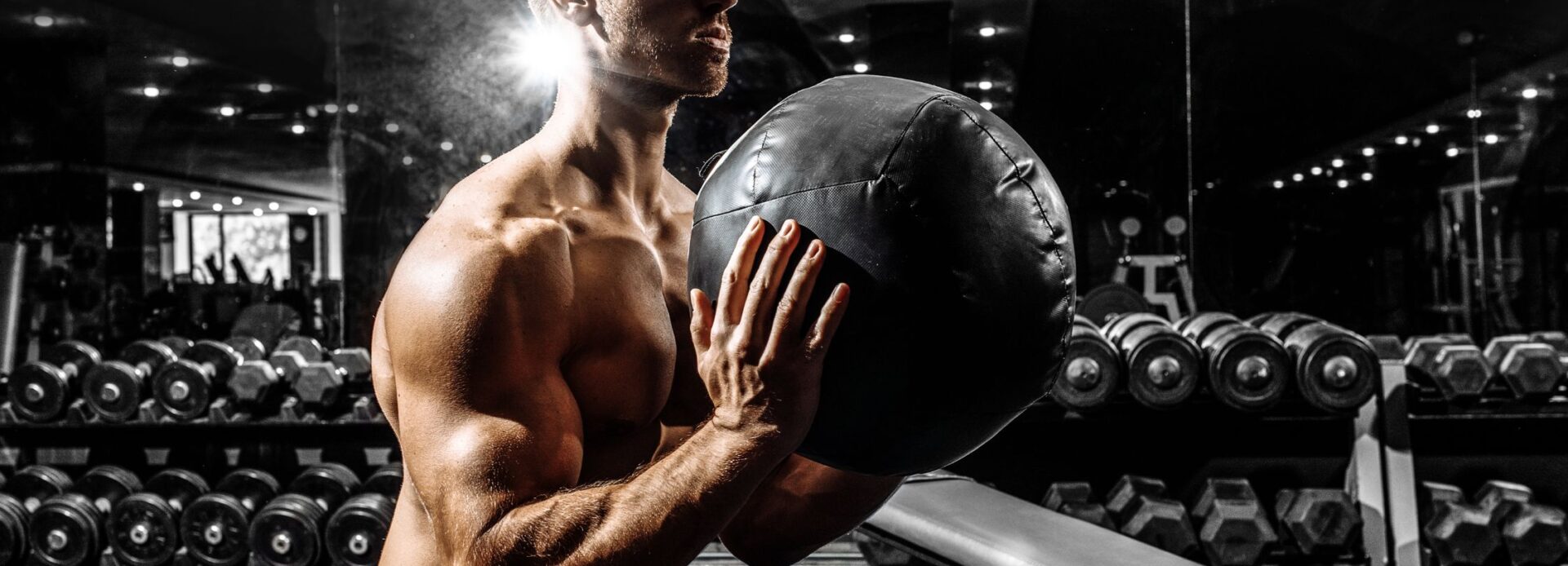 HYROX Strength in Enschede HYROX is een wereldwijd fenomeen dat hardlopen combineert met functionele workout-stations, waardoor deelnemers zowel hun uithoudingsvermogen als kracht op de proef stellen. Tijdens een HYROX wedstrijd leg je acht keer een kilometer hardlopen af, afgewisseld met acht verschillende kracht- en cardio-oefeningen. Deze combinatie maakt HYROX tot een unieke uitdaging die zowel je cardiovasculaire als spierkracht test. Wat is HYROX Strength? HYROX Strength is een gespecialiseerde groepsles die zich richt op het krachtcomponent van de HYROX training. Deze les is ontworpen om je spierkracht en functionele fitness te verbeteren, zodat je optimaal voorbereid bent op de krachtonderdelen van een HYROX wedstrijd. Denk hierbij aan oefeningen zoals sled pushes, sled pulls, farmers carries en sandbag lunges. Door je te concentreren op deze specifieke onderdelen, bouw je de kracht en techniek op die nodig zijn om tijdens een HYROX event te excelleren