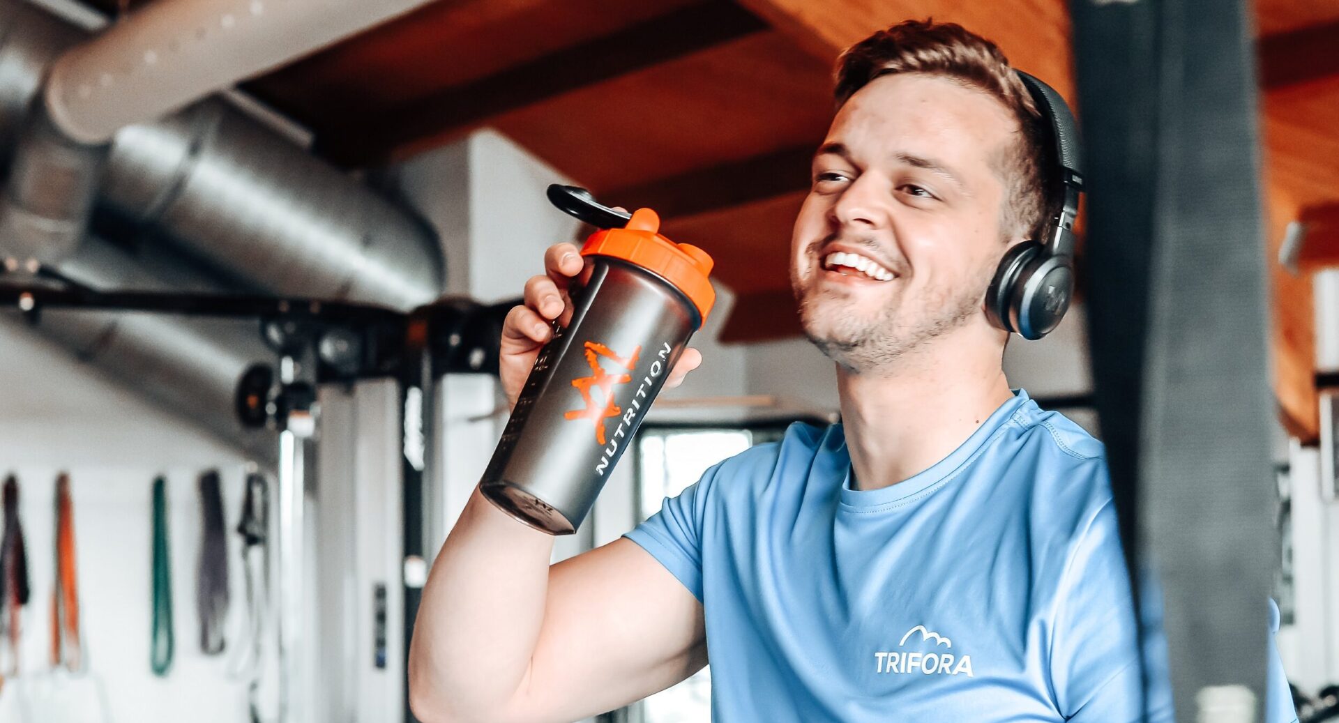 Sporten bij Trifora in Enschede Persoonlijke begeleiding met blijvend resultaat Wil je fitter worden, sterker voelen of klachtenvrij bewegen — maar dan wél op een manier die je volhoudt? Bij Trifora Health Club in Enschede sport je niet alleen. Je sport met begeleiding, structuur en inzicht. Geen quick fixes, geen massale fitness, maar resultaat dat past bij jouw lichaam en leven. Of je nu opnieuw wilt starten, al vaker bent afgehaakt of gewoon slimmer wilt trainen: bij Trifora zorgen we ervoor dat sporten logisch, veilig en haalbaar wordt. Nieuwsgierig of Trifora bij jou past? Start met een gratis intake, proefles of rondleiding — geheel vrijblijvend.