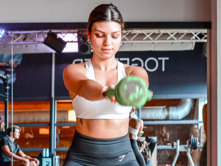 Wil jij goed voorbereid aan de start staan van een HYROX event? Dan is de HYROX Prep Training een waardevolle aanvulling op je huidige trainingen. Onder begeleiding van Ruben werk je gericht aan de onderdelen die je tijdens een officiële HYROX-wedstrijd tegenkomt. De training vindt plaats op elke eerste vrijdag van de maand van 18:30 tot 19:00, direct voorafgaand aan de reguliere les van Ruben. De eerste editie start op 1 mei. Tijdens deze sessie trainen we met verschillende stations die gebaseerd zijn op de officiële HYROX-onderdelen. De focus ligt op techniek, uitvoering en het correct toepassen van de regels. Daarnaast is er aandacht voor alles wat komt kijken bij deelname aan een HYROX event, zoals voeding, pacing, strategie en algemene voorbereiding. Het is goed om te weten dat de prep training losstaat van de aansluitende les van Ruben. Je kunt je dus apart inschrijven voor de prep training en/of de conditioning les, afhankelijk van jouw doel en niveau. De training wordt toegevoegd in Sportivity, zodat we de deelname en ontwikkeling kunnen monitoren. We starten met een testperiode van enkele maanden om te beoordelen hoe dit concept aansluit bij de behoefte van onze leden en of we dit in de toekomst verder willen uitbreiden.