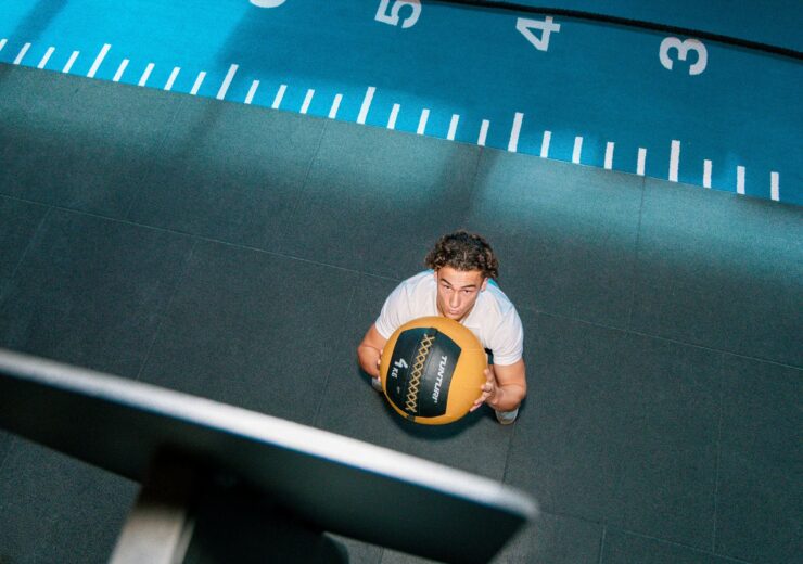 Hoe ziet een HYROX Strength training er uit? De HYROX Strength training bestaan uit een warming-up, een technisch gedeelte om de HYROX krachttrainingsbewegingen te leren en een intensieve training. Gedurende de HYROX Strength training wordt er gebruikgemaakt van sled push, sled pull, farmers carry, weighted lunges en wall balls. Deze oefeningen vereisen explosieve kracht en spieruithoudingsvermogen. De focus van de trainingen zijn gericht op het opbouwen van explosieve kracht en spieruithoudingsvermogen. Is deelname aan een HYROX wedstrijd je fitnessdoel? Wil je spiermassa opbouwen? Of wil je bepaalde technieken onder de knie krijgen? De HYROX Strength training kan je helpen om je doelen te bereiken. Door de diversiteit aan oefeningen verbrand je vet, bouw je spieren op en werk je aan je conditie.