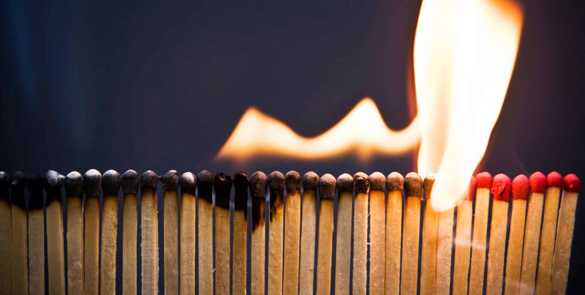 Een burn-out is het gevolg van langdurige stress. Het ontstaat wanneer je lichaam en geest structureel overbelast zijn geraakt en onvoldoende kans krijgen om te herstellen. Je energiereserves raken op. Symptomen? Uitputting, concentratieproblemen, piekeren, slecht slapen, hoofdpijn, huilbuien, hartkloppingen, overgevoeligheid voor prikkels, cynisme... en een gevoel van machteloosheid. En het lastige: veel van die klachten kunnen ook 'normaal' lijken in drukke periodes. Daardoor herkennen mensen een burn-out vaak pas als het te laat is.
