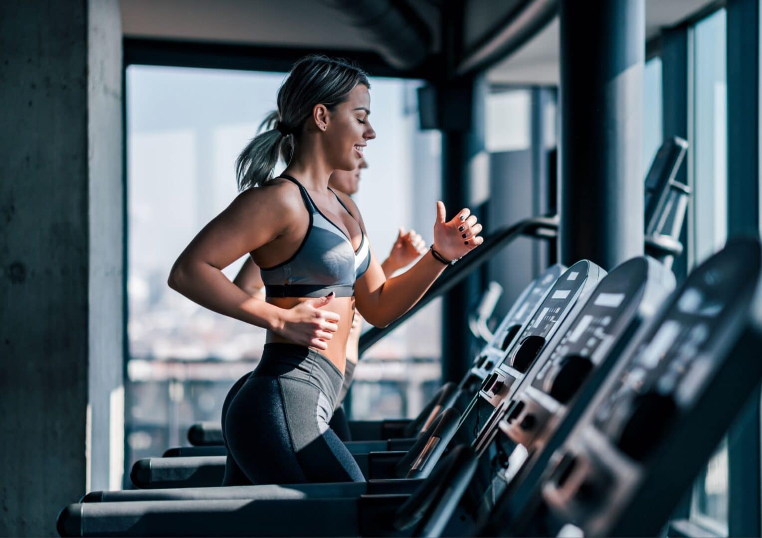 We gebruiken het woord zó vaak: cardio. Maar wat ís het nou eigenlijk? Cardio, officieel cardiovasculaire training, draait om je hart en je longen. En eerlijk? Die zijn toch best belangrijk. Of je nou gezonder wilt worden, vet wilt verbranden of gewoon wat meer energie wilt: je hart en longen moeten mee.