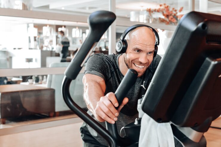 Je herkent Trifora direct aan onze persoonlijke aanpak, professionele coaches en veelzijdige faciliteiten. Als full service health club bieden wij: Een uitgebreid intakeproces met screening, persoonlijke doelen en opstartplan Begeleiding op het gebied van voeding, beweging én gedrag De Trifora app: jouw coach in je broekzak Groepslessen, small group en personal training onder één dak Wellness, kidsclub, padel, tennis, fysiotherapie, medisch pedicure en meer Geen druk of perfectie – maar realistische, persoonlijke groei Hiermee vormen wij een brug tussen personal training en een grote sportschool – en dat maakt Trifora uniek in de regio.