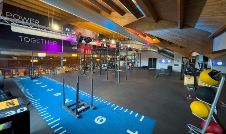 Sporten in groepsverband heeft veel voordelen. Je bent nooit alleen en kunt elkaar motiveren, samen bewegen op dezelfde muziek en het maximale uit jouw inzet halen. Bovendien zijn groepslessen een effectieve manier om af te vallen, kracht op te bouwen en vitaler te worden. Trifora Sports & Health Club biedt hiervoor meer dan 70 groepslessen per week aan. Van groepslessen voor senioren tot Aquafit & yoga en van small group training tot Hyrox.