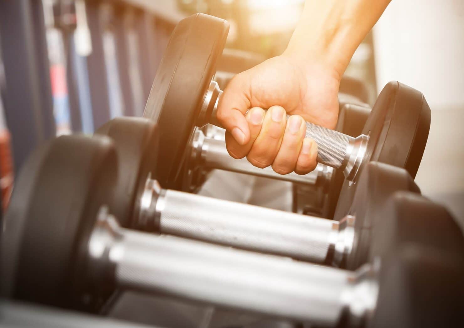 Je kent het vast wel: nét weer lekker in een ritme, goed bezig met sporten, voeding op orde, misschien zelfs een beetje trots op jezelf... en dan word je ziek. Of je gaat op vakantie en het ritme verdwijnt als sneeuw voor de zon. Bij mij was het deze keer corona. Voor de tweede keer. En hij kwam binnen als een mokerslag. De weken ervoor waren al pittig. De verhuizing komt eraan, ons nieuwe appartement is nog in aanbouw (lees: gedoe), en mijn hoofd draaide overuren. Geen wonder dat mijn lijf op een gegeven moment ‘nee’ zei. En geloof me: weer opstarten na zo’n periode is allesbehalve makkelijk. Zelfs voor iemand die al z’n hele leven sport.