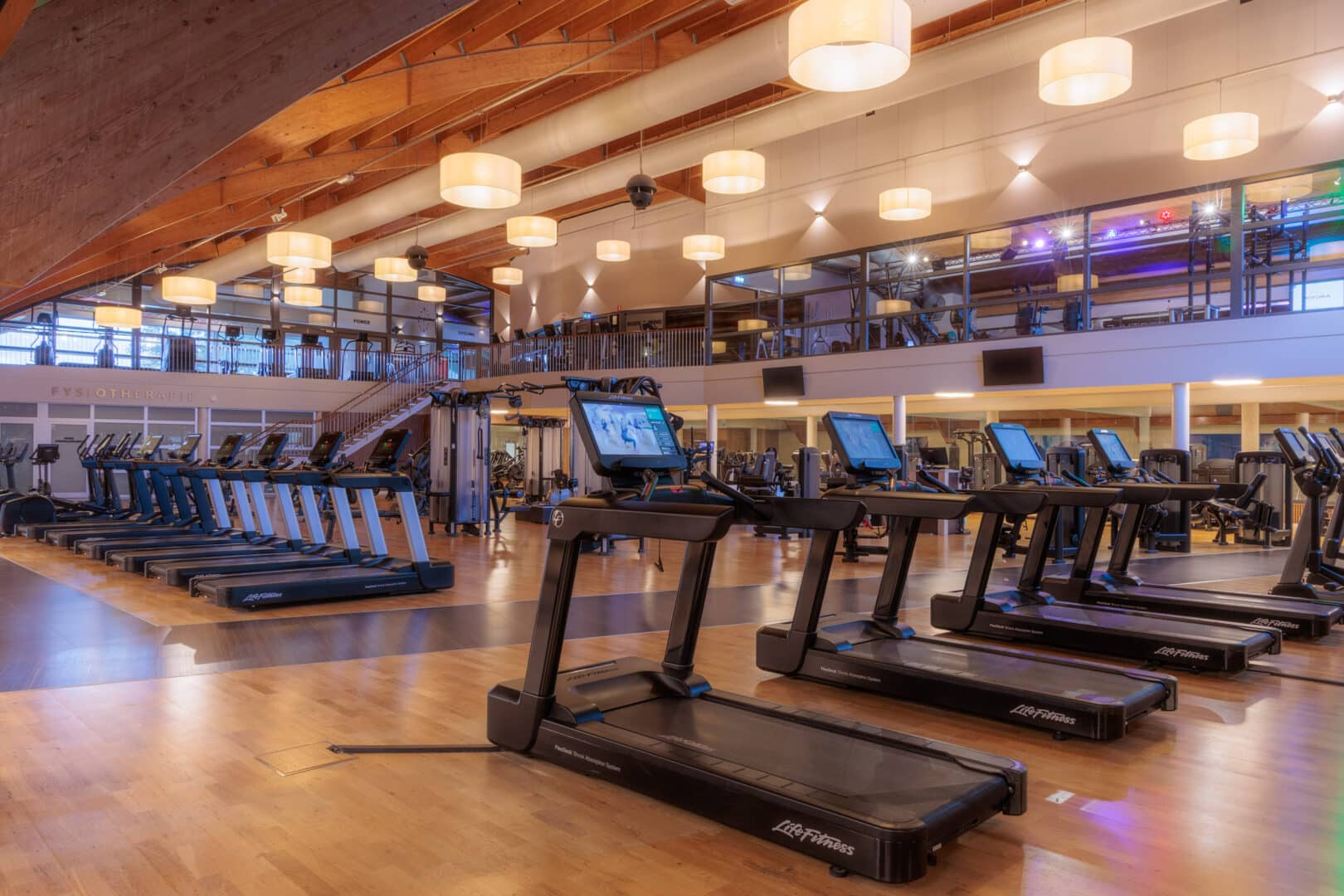 In de ruim 3.000 m² grote sportschool van Trifora Sports & Health Club maak je gebruik van de nieuwste fitnesstechnieken en -materialen. Dit geldt voor de enorme fitnesszaal, de small group erea en de 3 groepsleszalen. Wij beschikken daarbij over alle materialen voor functionele fitness, krachttraining, (olympisch) gewichtheffen, powerliften, CrossFit, Hyrox, cardio, calisthenics, circuittraining en HIIT.