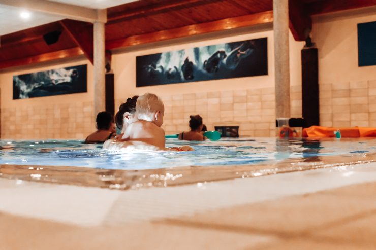 Tijdens baby-, peuter- en kleuterzwemmen (BPK) maken kinderen samen met hun ouders of verzorgers op een speelse manier kennis met water. Basiselementen zoals in- en uit het water gaan, drijven, ademhalen, draaien, watertrappen en voortbewegen komen aan bod. Dit gebeurt zonder zwembandjes, met ondersteuning van de ouder of verzorger. Met speeltjes, drijfmatten en andere materialen worden de lessen extra leuk en afwisselend. Kinderen leren bovendien andere kindjes kennen en bereiden zich spelenderwijs voor op zwemles. BPK versterkt daarnaast de band tussen ouder en kind.