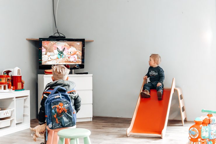Tijdens baby-, peuter- en kleuterzwemmen (BPK) maken kinderen samen met hun ouders of verzorgers op een speelse manier kennis met water. Basiselementen zoals in- en uit het water gaan, drijven, ademhalen, draaien, watertrappen en voortbewegen komen aan bod. Dit gebeurt zonder zwembandjes, met ondersteuning van de ouder of verzorger. Met speeltjes, drijfmatten en andere materialen worden de lessen extra leuk en afwisselend. Kinderen leren bovendien andere kindjes kennen en bereiden zich spelenderwijs voor op zwemles. BPK versterkt daarnaast de band tussen ouder en kind.