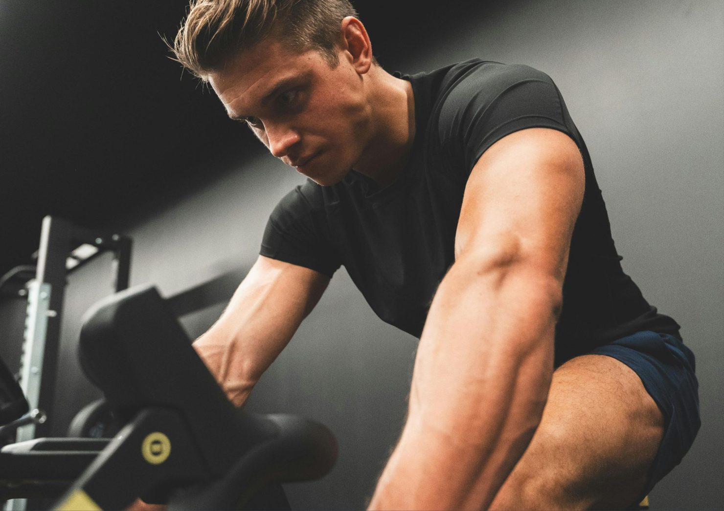 SEO-titel: Cardio vóór of ná krachttraining – wat is het slimst? Meta-omschrijving: Wat is beter: cardio doen vóór of ná krachttraining? Lees wat het verschil is voor vetverbranding, spierbehoud en herstel – en ontdek wat het beste past bij jouw doel. Focus keyphrase: cardio voor of na krachttraining Slug: cardio-voor-of-na-krachttraining Hashtags: #cardio,#krachttraining,#fitness,#vitaliteit,#trifora,#gezondheid