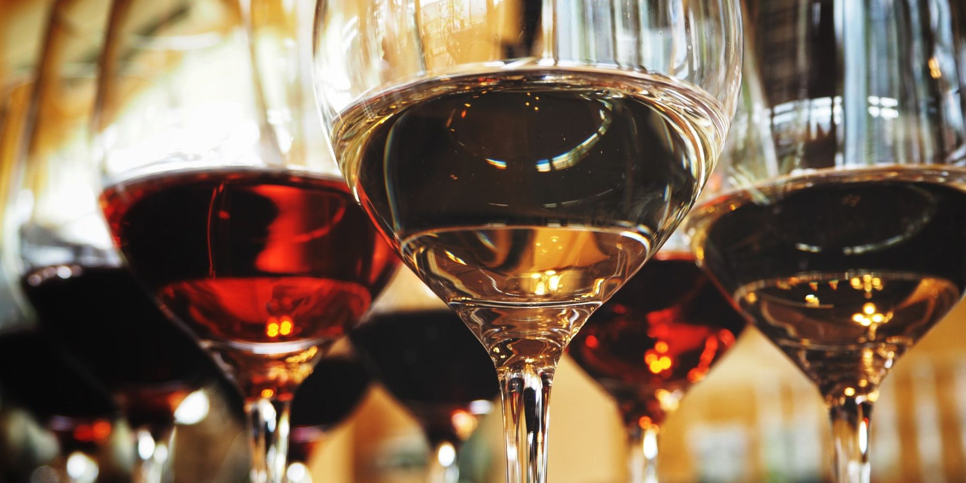 Wat doet alcohol eigenlijk met je lichaam? Alcohol is een vreemde brandstof. Je lichaam kan er energie uit halen (7 kcal per gram, bijna net zoveel als vet), maar het kan er verder niets nuttigs mee. Geen spieropbouw, geen herstel, geen brandstof voor je training. Sterker nog: zodra je alcohol drinkt, zet je lichaam ál zijn aandacht op het afbreken van die alcohol. Vetverbranding? Spierherstel? Even on hold. Alcohol remt de aanmaak van groeihormoon en testosteron — precies de hormonen die helpen bij spiergroei en herstel. En omdat de lever druk is met detoxen, blijft vetverbranding tijdelijk uit. Dat betekent niet dat je van één glas meteen dik wordt, maar structureel drinken maakt het wel lastiger om vet te verbranden.