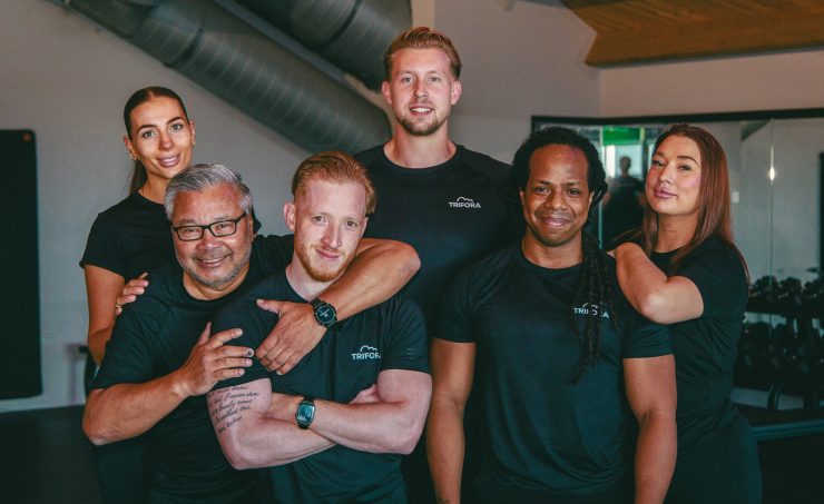 Onze coaches staan klaar om je te begeleiden op drie belangrijke pijlers: Voeding – haalbare keuzes die aansluiten bij jouw levensstijl Beweging – een persoonlijk trainingsplan dat écht bij je past Gedrag – het ontwikkelen van routines die je vol kunt houden Wil je nog intensiever werken aan je doelen? Dan kun je kiezen voor Personal Training of Small Group Training. Samen met een coach – of samen met je buddy – ga je nóg verder en haal je het maximale uit iedere training. Dankzij deze persoonlijke begeleiding bereik je sneller resultaat, blijf je gemotiveerd en werk je stap voor stap aan de beste versie van jezelf.