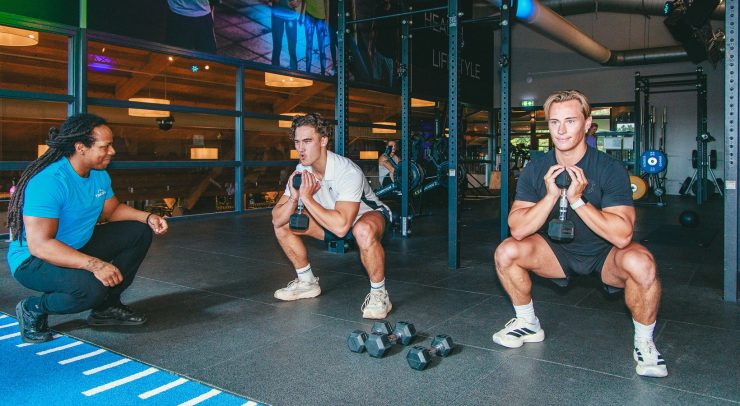 Bij Trifora sta je niet alleen! Bij Trifora sta je er nooit alleen voor. Of je nu begint met fitness, een groepsles volgt of vragen hebt over voeding: onze collega’s staan altijd voor je klaar. We geloven dat persoonlijke aandacht en samen trainen de sleutel zijn tot blijvend resultaat. Vanaf je eerste stap voel je je onderdeel van onze club – met een warm welkom en de juiste begeleiding om jouw doelen te bereiken.