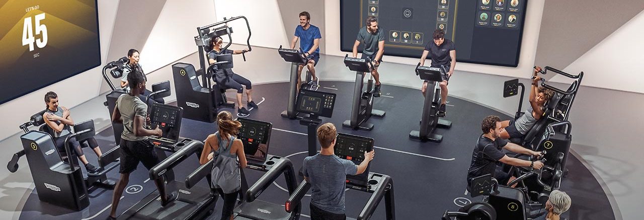 Wat is Trifora Smart Training? Trifora Smart Training is een volledig geautomatiseerde trainingscirkel. De toestellen passen zich automatisch aan jouw lichaam aan: zithoogte, weerstand en tempo worden voor je ingesteld. Zo train je in een vloeiende ronde, zonder wachttijd tussen de toestellen. In 30 minuten werk je aan kracht, conditie én balans. De training is geschikt voor iedereen – of je nu wilt afvallen, sterker wilt worden of gewoon lekkerder in je vel wilt zitten. Bij Trifora geloven we dat slimmer trainen beter vol te houden is. Daarom combineert deze cirkel het gemak van technologie met de persoonlijke aandacht van onze coaches.