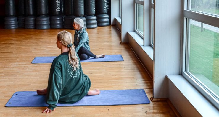 Bij Trifora draait alles om vooruitgang én plezier. In onze groepslessen ervaar je écht het communitygevoel: samen trainen op muziek, elkaar aanmoedigen en samen groeien. Met meer dan 70 groepslessen per week is er altijd wel een les die bij je past — van intensieve small group training of Hyrox tot pilates en power yoga. Sporten met anderen motiveert je meer dan alleen trainen, en het maakt het leuker en makkelijker om vol te houden. Zo wordt werken aan de beste versie van jezelf iets waar je naar uitkijkt, in plaats van iets wat je “moet” doen.
