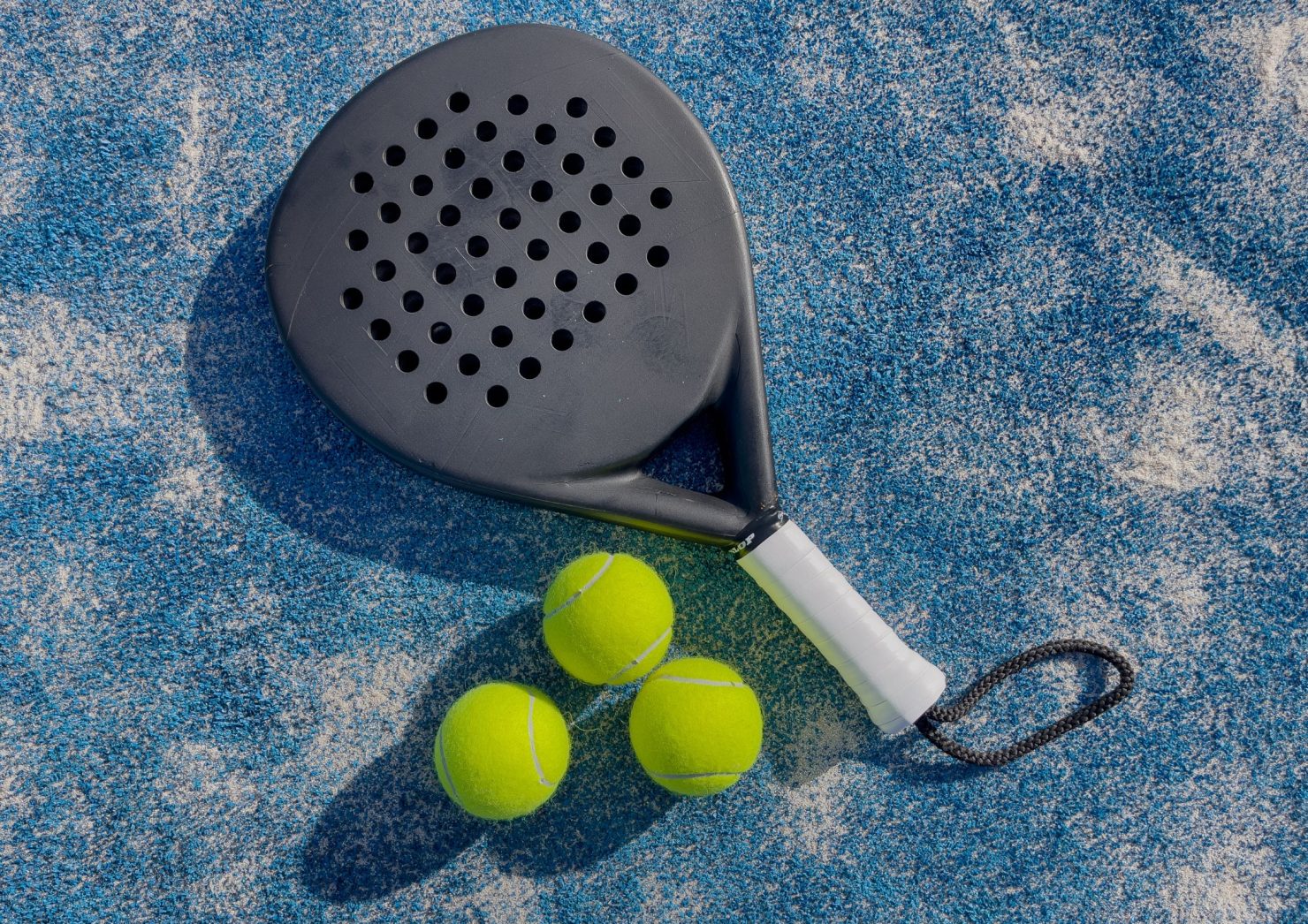 SEO-titel Buiten padellen in de winter: kan dat en wanneer is het verstandig? Meta-omschrijving Kan je padellen in de winter? Ontdek wanneer all weather padelbanen bespeelbaar zijn, wat winterse omstandigheden doen met het spel en waarom buitensporten in de winter zo gezond is. Focus keyphrase padellen in de winter Slug padellen-in-de-winter Hashtags #padel, #padellenindewinter, #buitensporten, #allweatherpadel, #wintertraining, #vitaliteit, #trifora