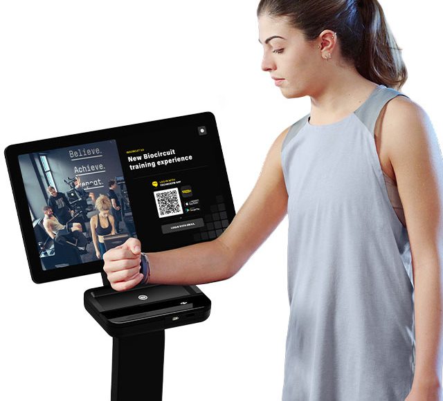 Trifora Smart Training resultaat meetbaar maken Uniek bij Trifora is Trifora Smart Training. Hiermee maken we jouw vooruitgang inzichtelijk en concreet. Trifora Smart Training combineert begeleiding met data, zodat je niet traint op gevoel, maar op feiten. Dit houdt het in: Een uitgebreide lichaamsmeting (exclusief voor Premium leden) Inzicht in spiermassa, vetpercentage en balans Trainingsprogramma’s afgestemd op jouw metingen en doelen Regelmatige evaluatie en bijsturing Zo zie je niet alleen dát je vooruitgaat, maar ook waar en waarom. Trifora Smart Training is onderdeel van ons Premium lidmaatschap en ook beschikbaar als add-on. Vraag gerust bij de receptie naar de mogelijkheden.