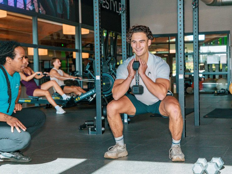 Sporten bij Trifora in Enschede Persoonlijke begeleiding met blijvend resultaat Wil je fitter worden, sterker voelen of klachtenvrij bewegen — maar dan wél op een manier die je volhoudt? Bij Trifora Health Club in Enschede sport je niet alleen. Je sport met begeleiding, structuur en inzicht. Geen quick fixes, geen massale fitness, maar resultaat dat past bij jouw lichaam en leven. Of je nu opnieuw wilt starten, al vaker bent afgehaakt of gewoon slimmer wilt trainen: bij Trifora zorgen we ervoor dat sporten logisch, veilig en haalbaar wordt. Nieuwsgierig of Trifora bij jou past? Start met een gratis intake, proefles of rondleiding — geheel vrijblijvend.