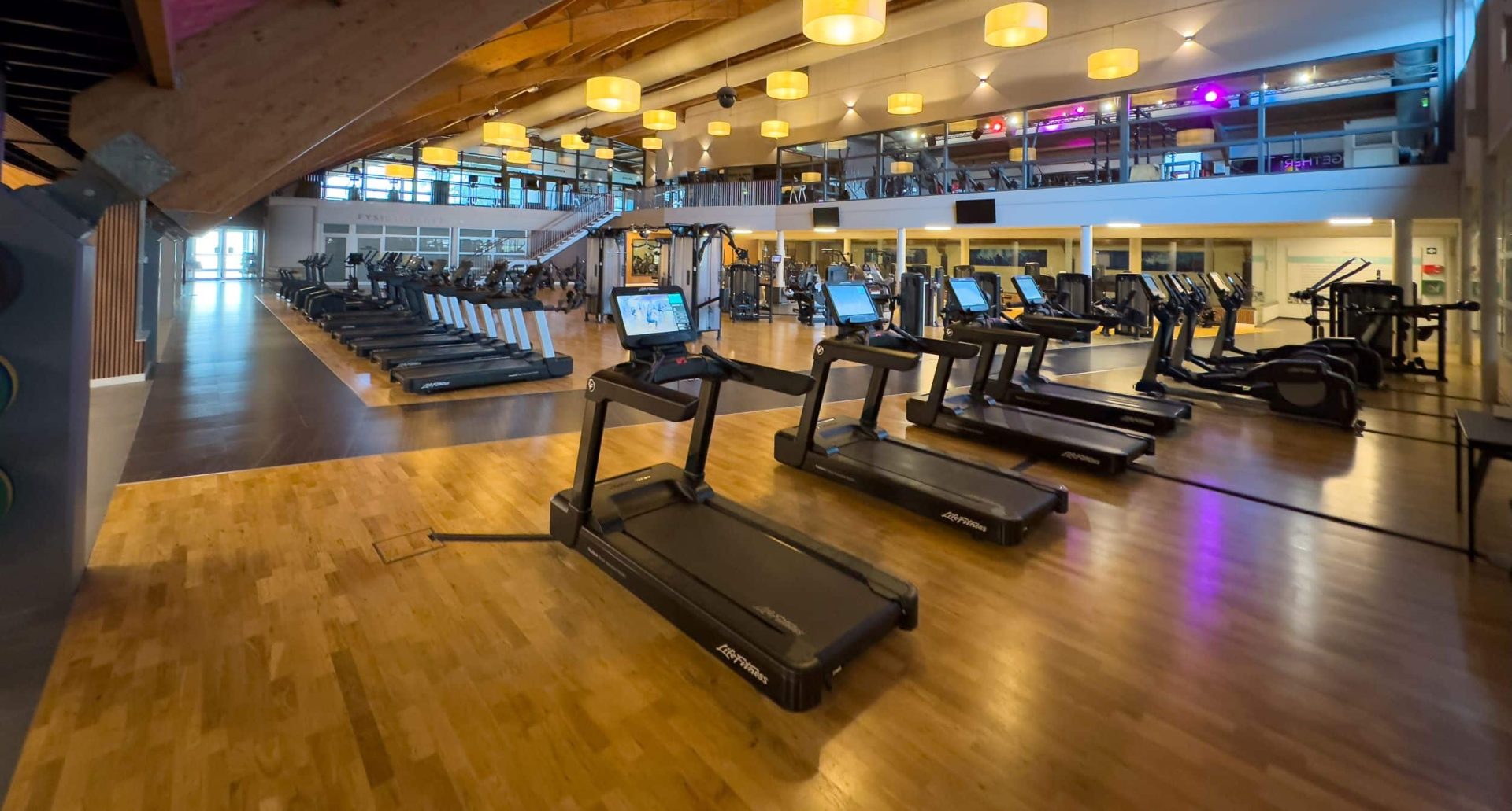 De sportschool in Enschede waar begeleiding centraal staat Dit is Trifora Sports & Health Club Bij Trifora sport je niet zomaar. Je traint met een plan, persoonlijke begeleiding en aandacht voor jouw doelen, lichaam en leefstijl. Geen massale fitness. Geen onbetaalbare personal training. Maar een club waar je resultaat boekt én gemotiveerd blijft.