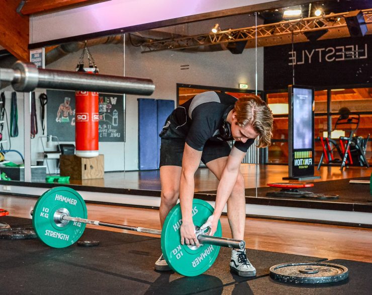 Fitness in Enschede voor studenten Enschede studentenstad Enschede is de grootste stad van Overijssel en de 14e grootste stad van Nederland. Met de Saxion Hogeschool, de Universiteit van Twente en diverse ROC opleidingen is Enschede met 26.000 studenten daarnaast ook nog eens een echte studentenstad. Naast de bruisende binnenstad, waarin je volop kan shoppen en stappen, kent Enschede een actief studentenverenigingsleven, volop kunst en cultuur, evenementen, festivals én legio sportmogelijkheden. Sporten voor studenten in Enschede Naast studeren en het afstruinen van vette festivals en feesten is het belangrijk om goed en begeleid te sporten. Als student kost een abonnement, bij een full service sportschool, echter vaak bakken met geld. Daarom hebben wij, speciaal voor studenten, een Trifora studentenlidmaatschap ontwikkeld. Met wel 45% korting heb je, voor slechts € 35,- per 4 weken, onbeperkt toegang tot fitness én groepslessen!