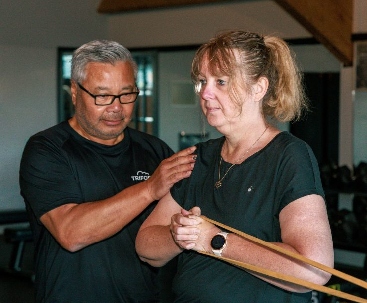 BEGELEIDING & MEDISCHE ACHTERGROND Verantwoord trainen met professionele begeleiding Trifora heeft een sterke medische en sportieve basis. Onze trainers werken nauw samen met fysiotherapie en andere zorgdisciplines binnen de club. Dit betekent: veilig trainen, ook bij klachten of blessures aandacht voor houding, herstel en belastbaarheid begeleiding voor beginners én gevorderden ondersteuning bij revalidatie en preventie Hierdoor is Trifora ook geschikt als je: opnieuw wilt starten met sporten last hebt van terugkerende klachten structureel gezonder wilt leven
