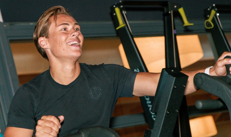 VOOR WIE IS TRIFORA? Trifora is er voor jou Onze leden zijn divers, maar hebben één ding gemeen: ze willen het goed aanpakken. Trifora is geschikt voor: beginners die begeleiding zoeken sporters die gericht willen trainen mensen die willen afvallen of fitter worden leden die méér willen dan “zelf aanklooien” iedereen die gezondheid serieus neemt Je hoeft niet fit te zijn om te beginnen. Je moet alleen bereid zijn om te starten — wij doen de rest.