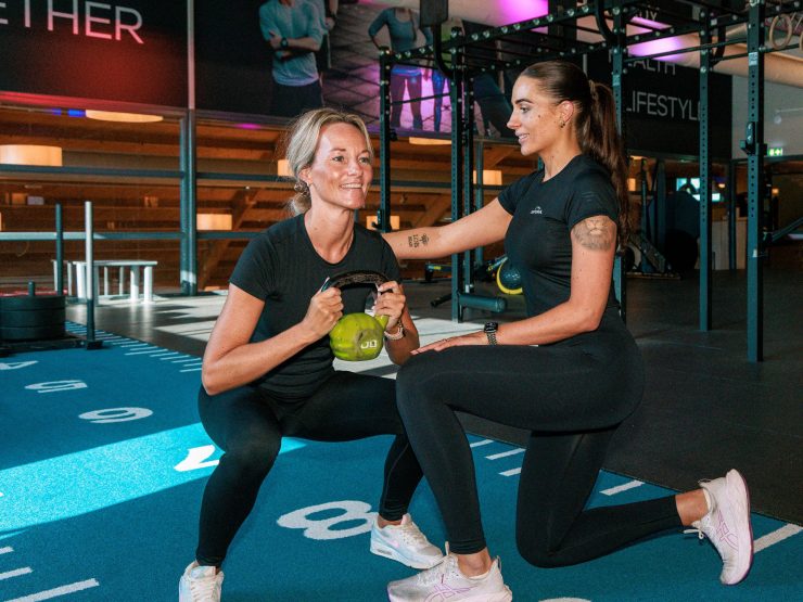 personal training in Enschede bij trifora Persoonlijk, Resultaatgericht en volledig op jouw leven afgestemd. Bij Trifora draait personal training niet alleen om trainen. Het draait om jou. Wat jouw doel ook is – fitter worden, afvallen, sterker worden, mentale veerkracht opbouwen of werken aan herstel – wij gaan je helpen. Waar veel personal training studio’s compact, intensief en prijzig zijn, biedt Trifora het beste van beide werelden: de kwaliteit van een ervaren personal trainer met de vrijheid en luxe van een moderne health club. Je traint in een inspirerende omgeving, hebt toegang tot alle faciliteiten, kunt flexibel je sessies inplannen én krijgt begeleiding op het niveau dat jij nodig hebt. Wil je daarnaast zelfstandig trainen, meedoen aan groepslessen of ontspannen in de wellness? Dan ben je hier op de juiste plek.