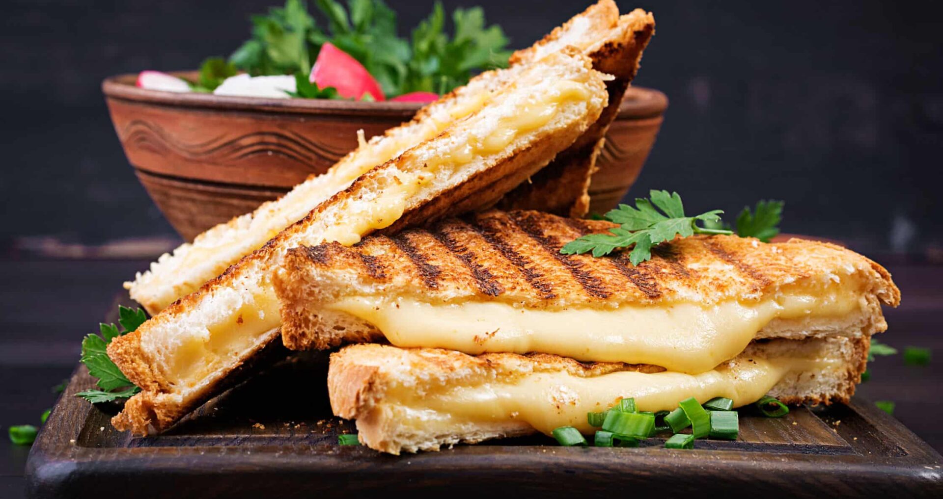 SEO-titel: Wat doet verhitting met voeding? Over tosti’s, voedingswaarden en spijsvertering Meta-omschrijving: Wat gebeurt er met eiwitten, vetten, koolhydraten en vitamines als je voeding verhit? Ontdek wat bewerking doet met je lunch en je spijsvertering. Focus keyphrase: effect van verhitting op voedingswaarden Slug: effect-verhitting-voedingswaarden Hashtags: #voeding, #bewerktevoeding, #gezondeten, #eiwitten, #koolhydraten, #vitamines, #trifora, #vitaliteit
