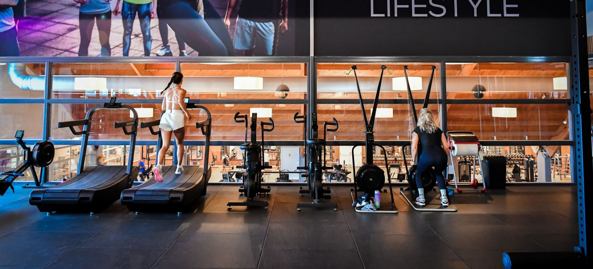 HYROX Strength in Enschede HYROX is een wereldwijd fenomeen dat hardlopen combineert met functionele workout-stations, waardoor deelnemers zowel hun uithoudingsvermogen als kracht op de proef stellen. Tijdens een HYROX wedstrijd leg je acht keer een kilometer hardlopen af, afgewisseld met acht verschillende kracht- en cardio-oefeningen. Deze combinatie maakt HYROX tot een unieke uitdaging die zowel je cardiovasculaire als spierkracht test. Wat is HYROX Strength? HYROX Strength is een gespecialiseerde groepsles die zich richt op het krachtcomponent van de HYROX training. Deze les is ontworpen om je spierkracht en functionele fitness te verbeteren, zodat je optimaal voorbereid bent op de krachtonderdelen van een HYROX wedstrijd. Denk hierbij aan oefeningen zoals sled pushes, sled pulls, farmers carries en sandbag lunges. Door je te concentreren op deze specifieke onderdelen, bouw je de kracht en techniek op die nodig zijn om tijdens een HYROX event te excelleren