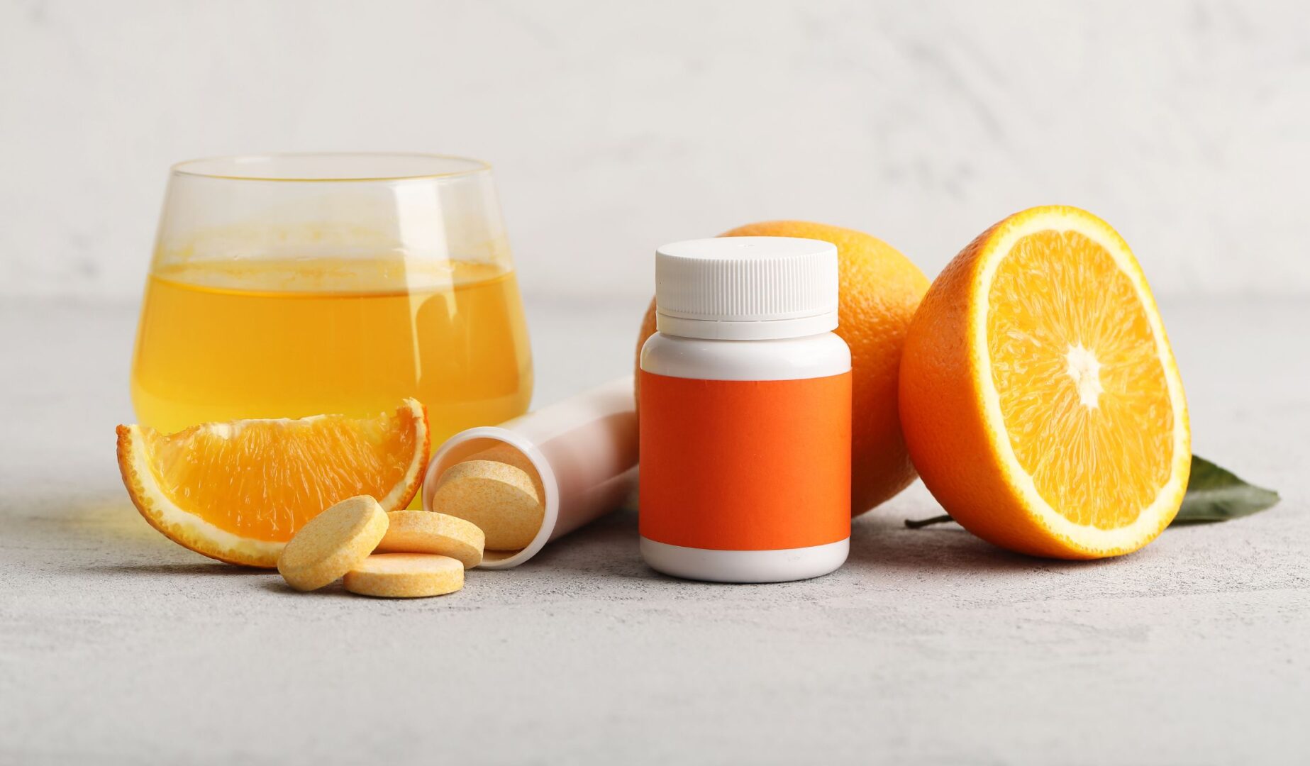 SEO-titel: Wat is vitamine C en heb je supplementen echt nodig? Meta-omschrijving: Wat doet vitamine C in je lichaam? Heb je supplementen nodig en helpt het bij verkoudheid? Lees alles over vitamine C en gezondheid. Focus keyphrase: vitamine C Slug (URL): vitamine-c-wat-is-het-en-heb-je-het-nodig Hashtags: #vitaminec, #weerstand, #gezondheid, #voeding, #supplementen, #verkoudheid, #vitaliteit