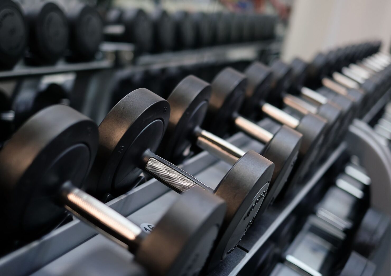 SEO-titel: Train je beter met 3 of 4 sets? Dit zegt de wetenschap en praktijk Meta-omschrijving: Is 3 of 4 sets beter voor spiergroei? Ontdek hoeveel werksets optimaal zijn en waarom minder soms meer resultaat oplevert in de sportschool. Focus keyphrase: 3 of 4 sets krachttraining Slug: 3-of-4-sets-krachttraining Hashtags: #krachttraining, #spiergroei, #hypertrofie, #worksets, #fitness, #trifora, #trainingsschema, #progressiveoverload