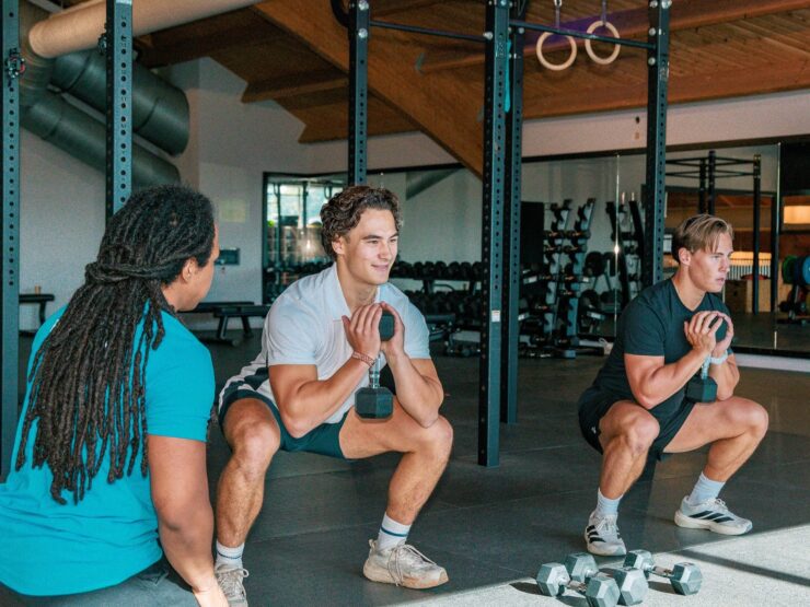 Train nooit alleen: de rol van onze fitcoaches Bij Trifora is er altijd een fitcoach aanwezig op de fitnessvloer. Onze coaches lopen actief rond, beantwoorden vragen en helpen je wanneer je ergens tegenaan loopt. Zie je een oefening niet meer helemaal scherp? Wil je weten hoe je een apparaat gebruikt? Twijfel je of je techniek goed is? Dan staat er altijd iemand klaar om je verder te helpen. Ook wanneer onze coaches zien dat een oefening niet optimaal wordt uitgevoerd, zullen zij actief ondersteuning bieden. Daarnaast kunnen trainingsschema’s op verzoek worden aangepast wanneer jouw doelen veranderen of wanneer je behoefte hebt aan nieuwe uitdagingen. Je hoeft het bij Trifora niet alleen te doen. Juist die persoonlijke aandacht maakt voor veel leden het verschil.