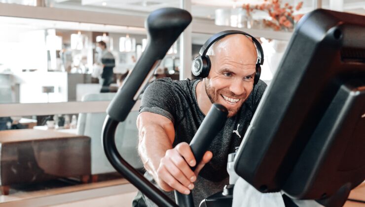 Blogs over fitness, gezondheid en leefstijl in Enschede Bij Trifora geloven we dat echte vooruitgang begint met inzicht. Niet alleen trainen, maar begrijpen waarom je doet wat je doet. Op deze pagina vind je onze blogs over fitness, voeding, herstel en leefstijl. Geschreven door professionals uit de praktijk en gebaseerd op wat wij dagelijks zien in onze sportshool in Enschede. Of je nu net begint met sporten, al jaren traint of bezig bent met herstel, hier vind je praktische inzichten die je direct kunt toepassen. Geen ingewikkelde theorieën, maar heldere uitleg en eerlijke adviezen die aansluiten bij jouw situatie.