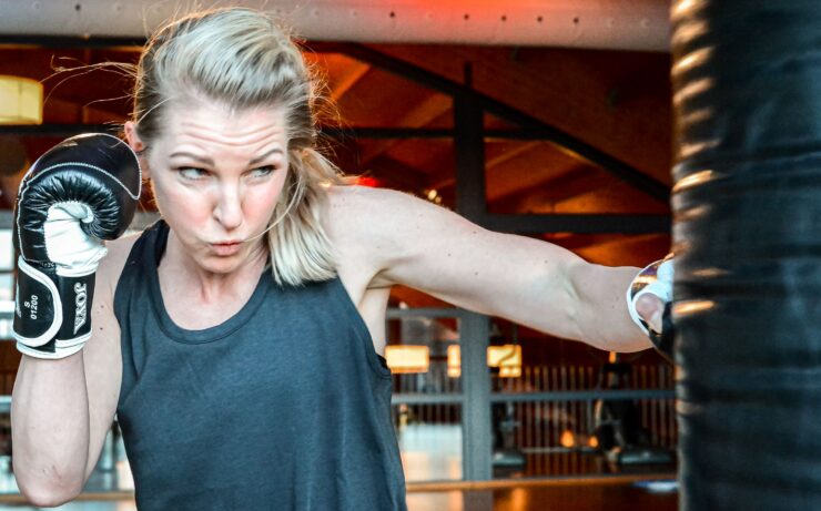 Binnen onze blogs behandelen we verschillende thema’s die allemaal bijdragen aan een gezonder en fitter leven. Je leest onder andere over krachttraining en hoe je effectief resultaat behaalt zonder uren in de sportschool te staan. Over afvallen en voeding, waarbij we kijken naar duurzame veranderingen in plaats van snelle oplossingen. Over herstel en fysiotherapie, zodat je klachten voorkomt of verantwoord blijft trainen. Daarnaast besteden we aandacht aan leefstijl. Denk aan slaap, stress en balans. Factoren die vaak onderschat worden, maar een grote invloed hebben op jouw progressie.