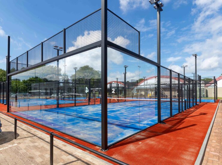 trifora is meer Trifora is padel Padel is dé sport van nu: snel, sociaal en fun! Trifora heeft vier buitenbanen, het hele jaar door beschikbaar. Je hoeft geen lid te zijn om een baan te huren. Trifora is wellness Na inspanning komt ontspanning. In onze wellness vind je een sauna, stoomcabine, whirlpool en zwembad. Perfect om te herstellen én te ontspannen. Heb je de wellness add-on? Dan ben je 7 dagen per week welkom. De perfecte aanvulling op je sportroutine. Trifora is medische zorg Bij Trifora kun je terecht voor professionele fysiotherapie via Pro-F. Daarnaast werken we samen met specialisten in voeding en leefstijl (Voedingconditie) én podotherapie (ProKinesis). Van preventieve controles tot revalidatie: jouw gezondheid staat centraal. Ervaar zelf wat Trifora nog meer te bieden heeft