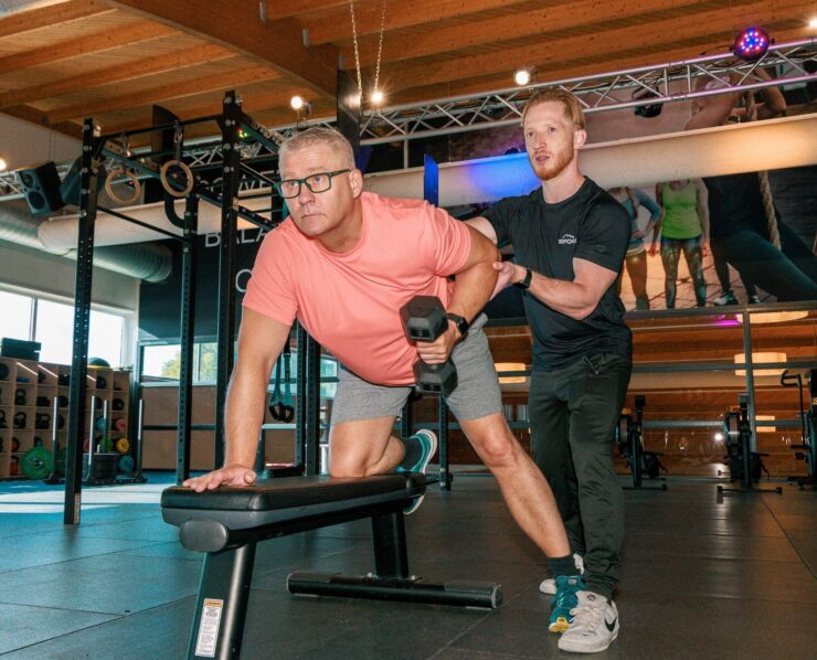 Sporten met begeleiding die wél werkt Veel sportscholen laten je na inschrijving los. Je krijgt een pasje, een rondleiding en daarna mag je het zelf uitzoeken. Bij Trifora begint het daar pas. Wij kijken naar jouw lichaam, jouw doelen en jouw situatie. Of je nu wilt afvallen, sterker wilt worden, fitter wilt voelen of klachtenvrij wilt bewegen: je krijgt begeleiding die daarop aansluit. Niet tijdelijk, maar structureel. Meer dan 70 groepslessen per week Samen sporten werkt motiverend! Trifora biedt meer dan 70 groepslessen per week: van yoga tot HYROX, van Bodypump tot pilates. Sport in een positieve sfeer, samen met anderen. Er zijn lessen voor alle leeftijden en niveaus – van starters tot senioren. Gebruik onze handige lesfilter op doel, type les of sportdag. Of probeer gewoon iets nieuws: ontdek welke les jou het beste ligt!
