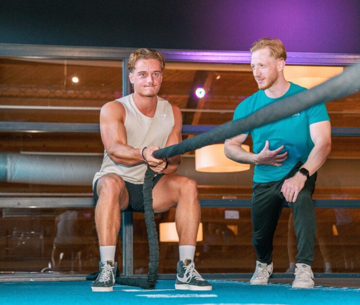 Alles onder één dak voor jouw resultaat Wat Trifora uniek maakt in Enschede, is dat alles samenkomt. Fitness, groepslessen, medische begeleiding en ontspanning vormen één geheel. Dat betekent dat je niet hoeft te zoeken naar losse oplossingen. Alles wat jij nodig hebt om vooruitgang te boeken, vind je hier op één plek. Of je nu werkt aan herstel, prestatie of algemene vitaliteit: wij zorgen dat alles op elkaar aansluit. Meer dan 70 groepslessen per week Samen sporten werkt motiverend! Trifora biedt meer dan 70 groepslessen per week: van yoga tot HYROX, van Bodypump tot pilates. Sport in een positieve sfeer, samen met anderen. Er zijn lessen voor alle leeftijden en niveaus – van starters tot senioren. Gebruik onze handige lesfilter op doel, type les of sportdag. Of probeer gewoon iets nieuws: ontdek welke les jou het beste ligt!